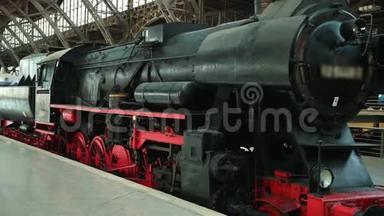 重型工业蒸汽<strong>机车列车</strong>红黑发动<strong>机车</strong>轮在火车站。